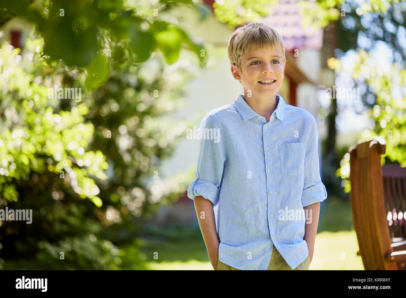 Happy smiling boy au jardin d'été Banque D'Images