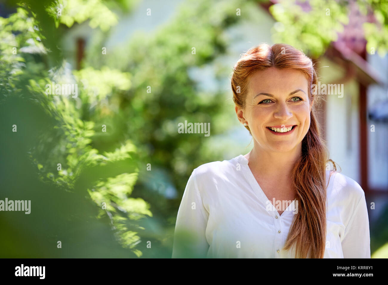 Happy smiling woman at jardin d'été Banque D'Images