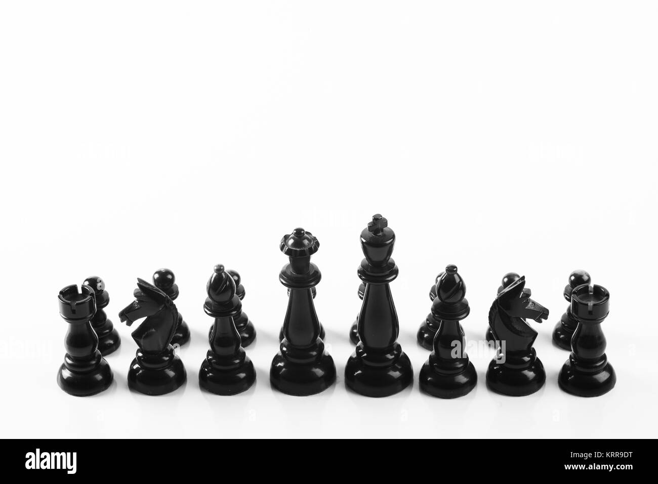 L'équipe de noir d'échecs sur un fond blanc Banque D'Images