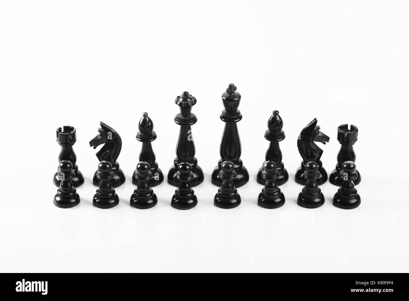 L'équipe de noir d'échecs sur un fond blanc Banque D'Images
