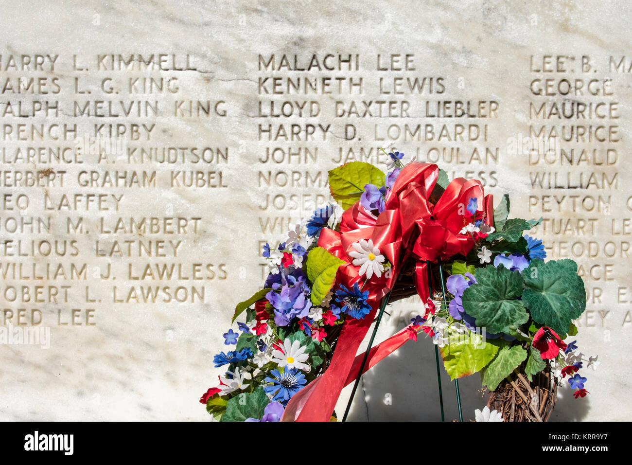 Couronne du monument commémoratif de guerre du district de Columbia Washington DC // WASHINGTON DC — Une couronne commémorative repose contre le mur des noms du monument commémoratif de guerre du district de Columbia. La base du mémorial énumère les noms de 499 résidents de Washington DC qui sont morts pendant la première Guerre mondiale. La couronne sert à rendre hommage aux membres du service local qui ont fait le sacrifice ultime pendant la Grande Guerre. Banque D'Images