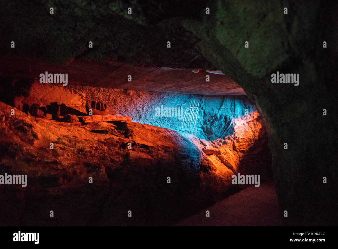 Musée Kon-Tiki exposition de grottes polynésiennes Oslo Norvège // OSLO, Norvège — le musée Kon-Tiki abrite une exposition détaillée recréant une grotte insulaire polynésienne, mettant en valeur le patrimoine culturel et l'importance archéologique des civilisations insulaires du Pacifique. Cette exposition éducative fait partie de la collection plus vaste du musée consacrée aux expéditions de Thor Heyerdahl et à ses études sur les schémas migratoires polynésiens et les liens culturels. Le musée Kon-Tiki, créé en 1950, conserve les célèbres navires de Heyerdahl, y compris le radeau Kon-Tiki original utilisé lors de sa traversée du Pacifique en 1947. Situé sur th Banque D'Images