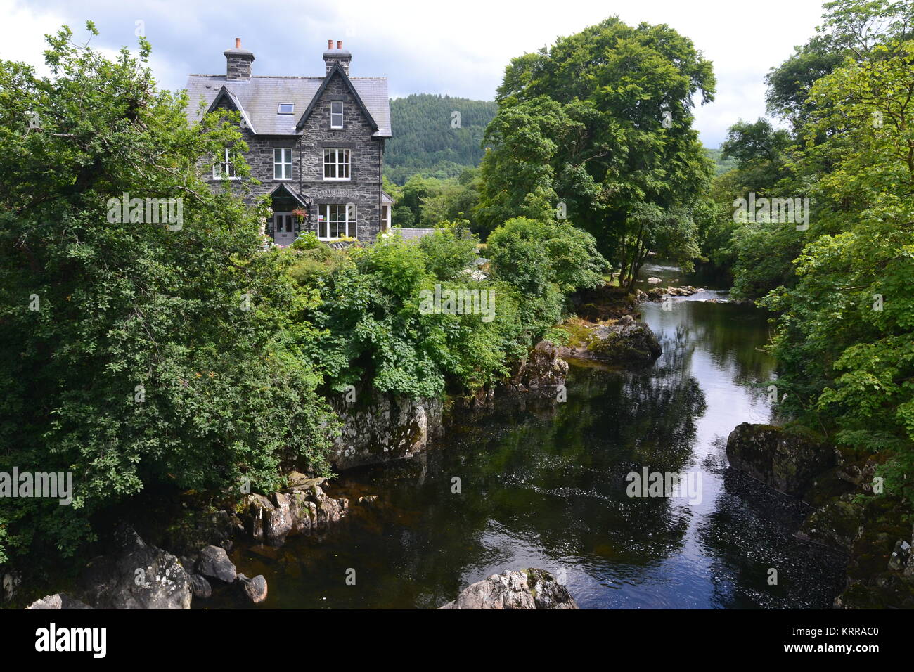 Vue sur la maison au bord de la rivière Conwy à Betws-y-Coed, Conwy Valley, Snowdonia, pays de Galles, Royaume-Uni Banque D'Images