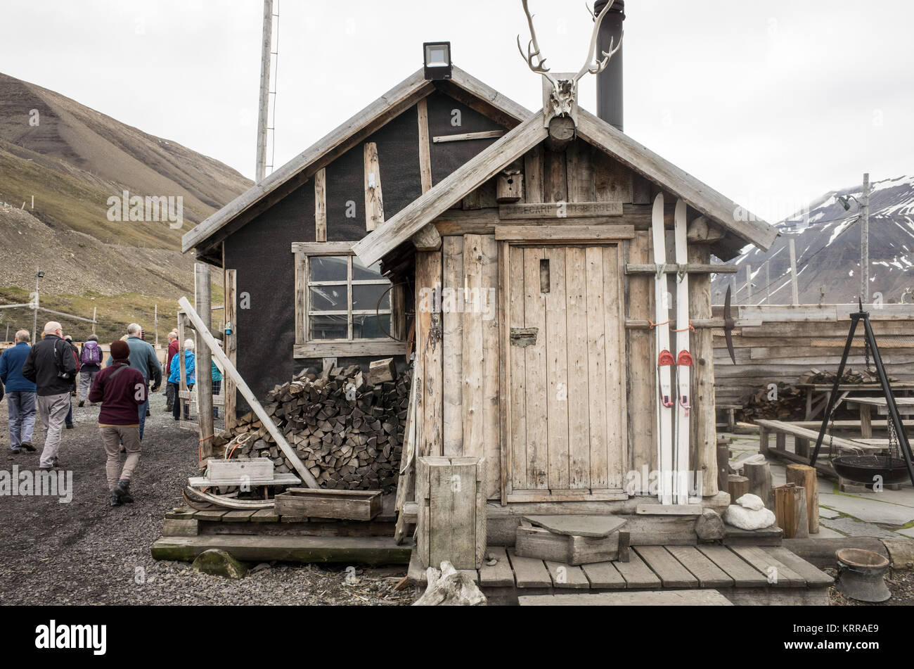 Chenil pour chiens Basecamp Explorer Longyearbyen Svalbard // Un chenil pour chiens pour la société d'aventure Basecamp Explorer à Longyearbyen, Svalbard. Situé un peu en dehors de la ville au sud-est du centre-ville de Longyearbyen, le chenil a été construit dans le style d'un camp traditionnel de traîneau à chiens. Banque D'Images Chenil pour chiens Basecamp Explorer Longyearbyen Svalbard // Un chenil pour chiens pour la société d'aventure Basecamp Explorer à Longyearbyen, Svalbard. Situé un peu en dehors de la ville au sud-est du centre-ville de Longyearbyen, le chenil a été construit dans le style d'un camp traditionnel de traîneau à chiens. Banque D'Images