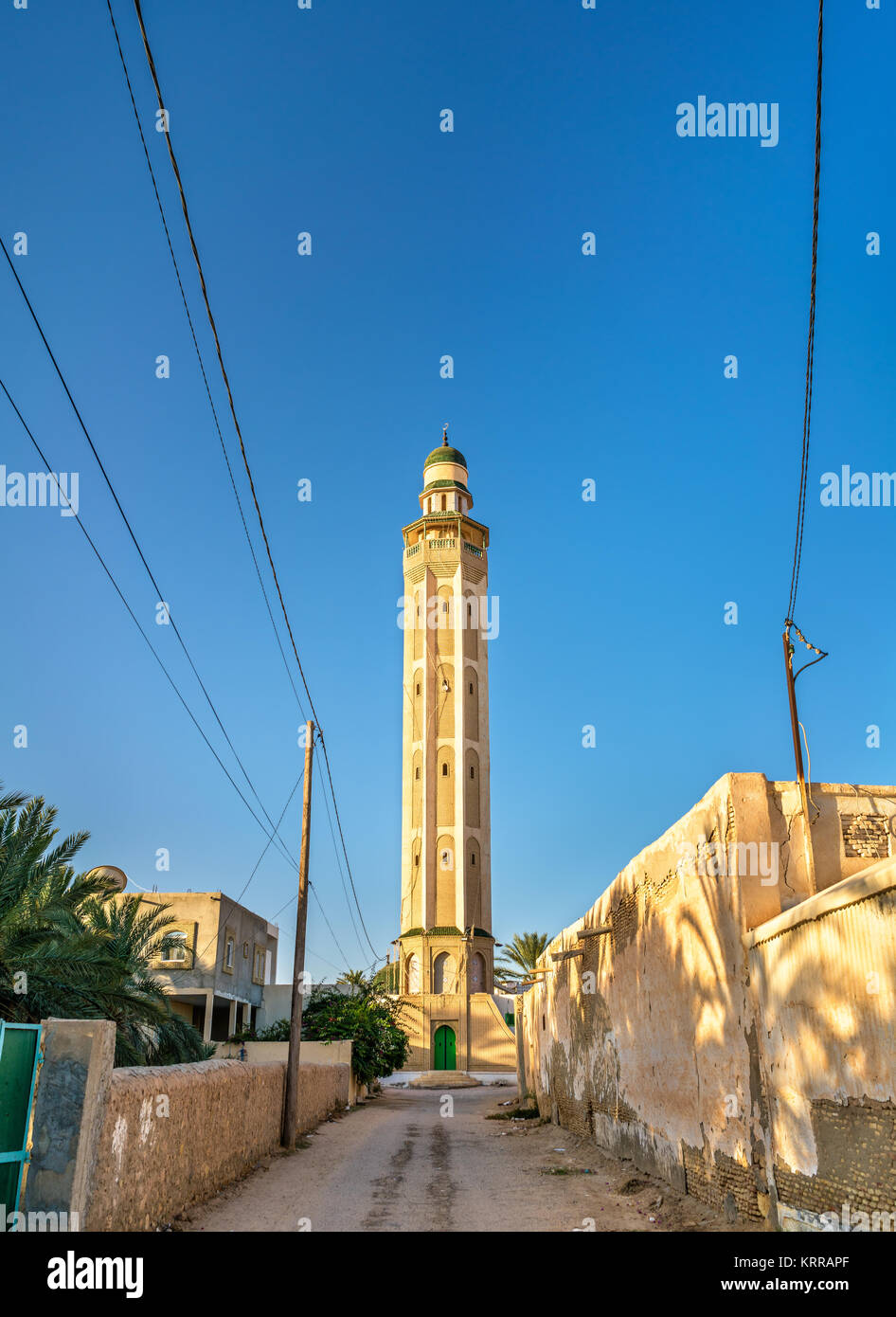 Minaret dans la Médina de Tozeur, Tunisie. L'Afrique du Nord Banque D'Images