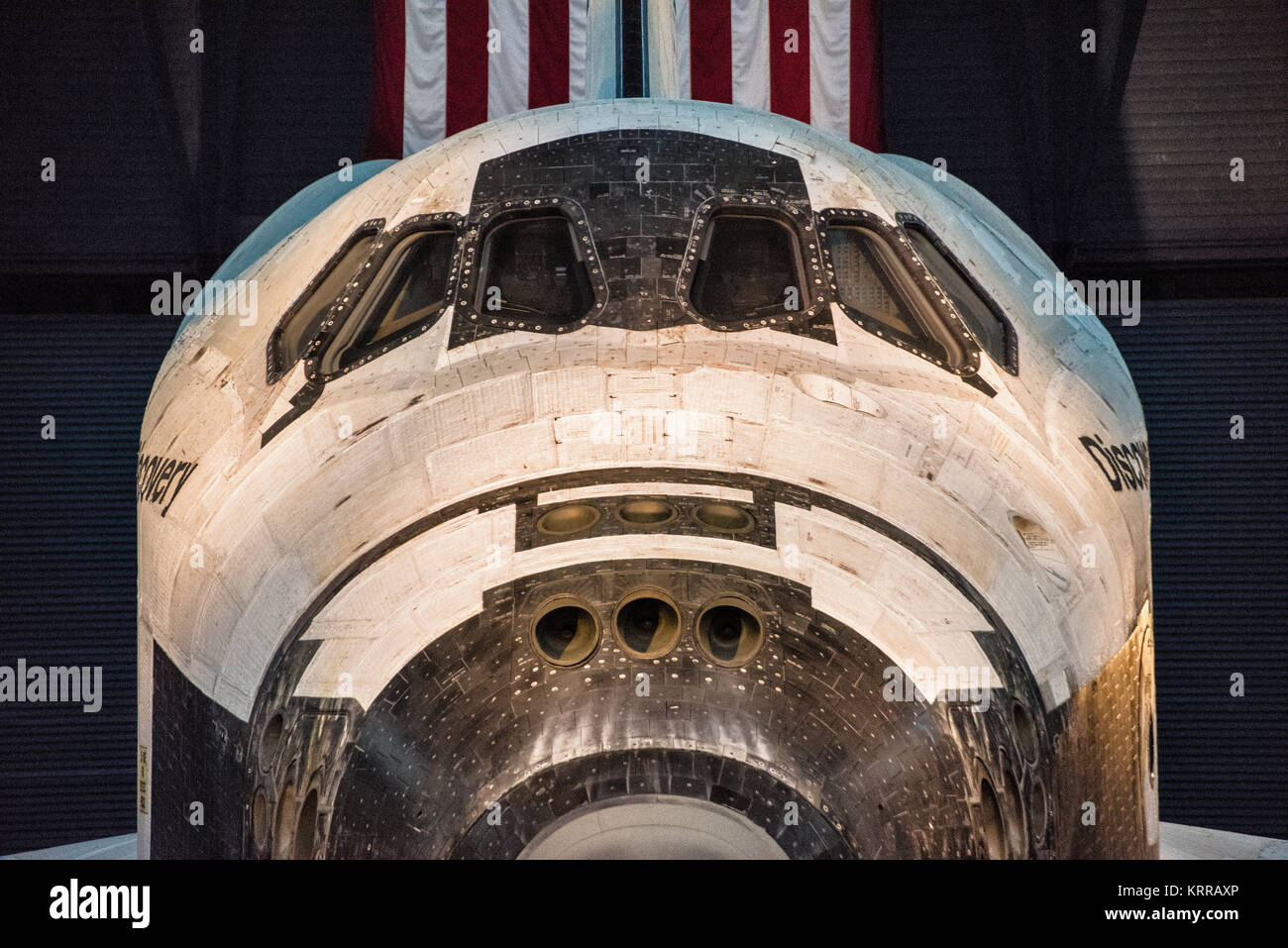 DULLES, Virginie, États-Unis — la découverte de la navette spatiale, symbole de l'exploration spatiale humaine, est exposée au Centre Steven F. Udvar-Hazy, qui fait partie du Musée national de l'air et de l'espace de Smithsonian. Cet orbiteur, qui a effectué 39 missions sur 27 ans, est un artefact important du programme de la navette spatiale américaine, qui résume l'histoire et les progrès de la technologie spatiale. Banque D'Images