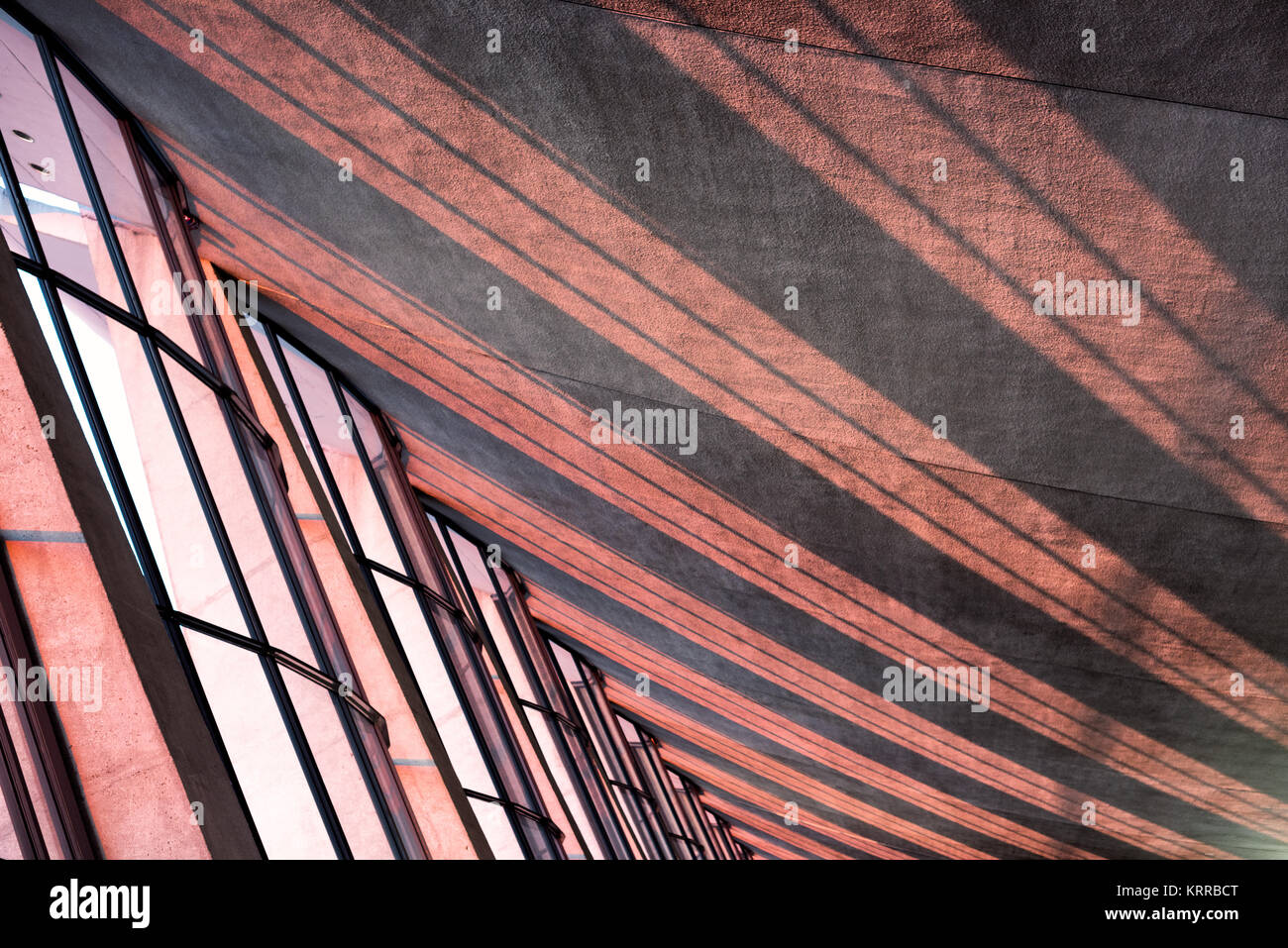 Intérieur du terminal de l'aéroport international de Dulles Chantilly Virginie // DULLES, Virginie — la lumière du soleil coule en fin d'après-midi à travers de grandes fenêtres vitrées sur le plafond du terminal original en forme d'aile de l'aéroport international de Dulles à Chantilly, Virginie. Conçu par le célèbre architecte Eero Saarinen et inauguré en 1962, le terminal principal est connu pour son design distinctif de toit panoramique. Dulles est l'un des trois principaux aéroports de la région métropolitaine de Washington DC, gérant les vols intérieurs et internationaux. La structure moderniste est considérée comme un terrain architectural Banque D'Images