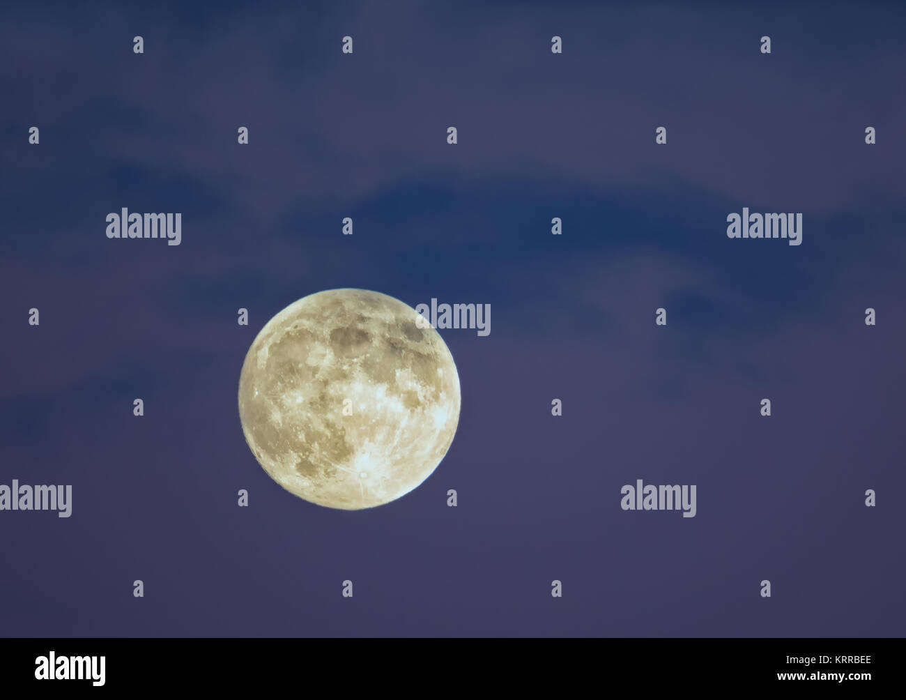 La Lune Peu Apres Le Coucher Du Soleil Photo Stock Alamy La Lune Peu Apres Le Coucher Du Soleil Photo Stock Alamy