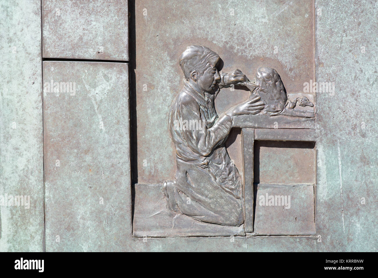 WASHINGTON DC, États-Unis — Un mur de représentations tactiles et accessibles de la vie durant la Grande Dépression, au FDR Memorial. Situé à côté du bassin de Tidal à Washington DC, le FDR Memorial est dédié au Président Franklin D. Roosevelt (président de 1933 à 1945). Le Franklin Delano Roosevelt Memorial est un monument tentaculaire de plus de 7,5 hectares dans le West Potomac Park de la capitale. Le mémorial, consacré en 1997, rend hommage au Président des États-Unis de 32nd, FDR, et à son influence durable sur l'histoire américaine. Banque D'Images