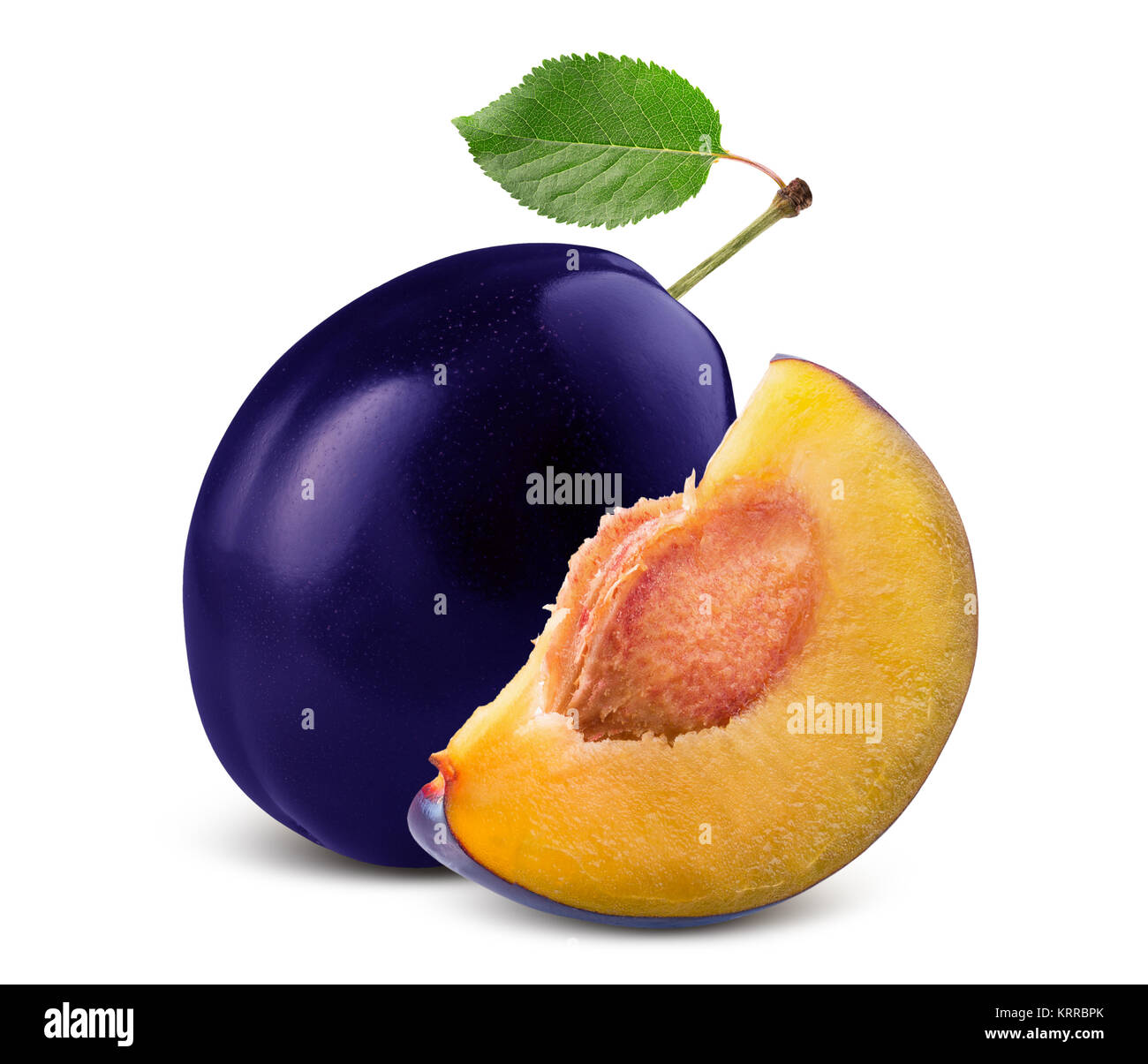 Plum avec slice isolé sur le fond blanc. Banque D'Images