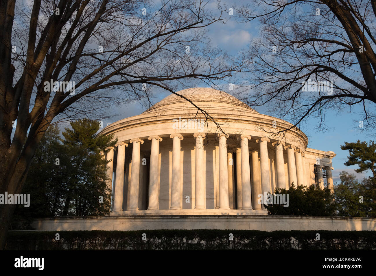 WASHINGTON DC, États-Unis — inauguré en 1943 et conçu par l'architecte John Russell Pope, le Jefferson Memorial, dédié au père fondateur américain Thomas Jefferson, se trouve sur une île sur la rive sud du bassin de marée, à côté du Potomac et de son chenal de Washington. Banque D'Images