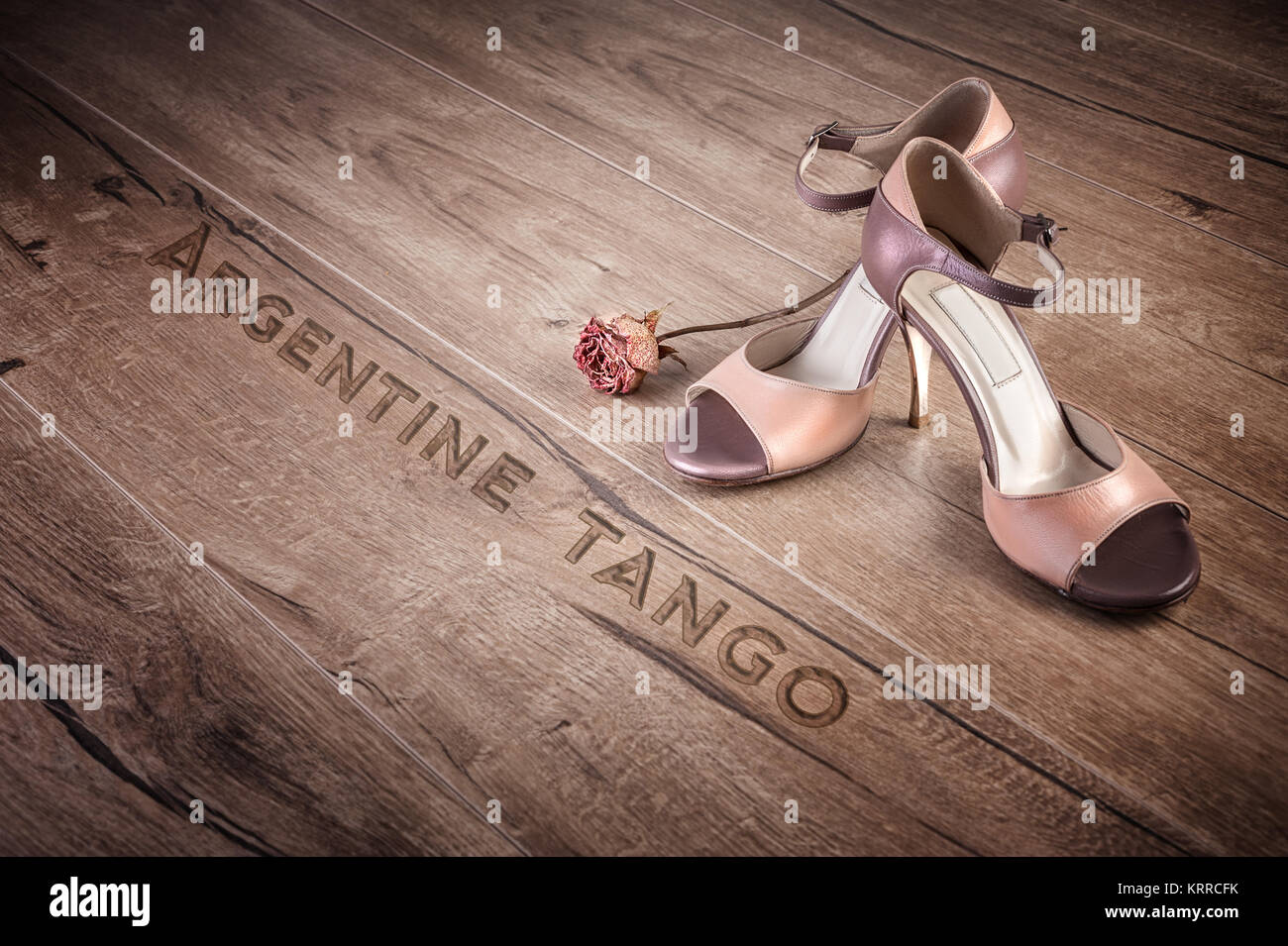 Chaussures de tango argentin et une rose à sec sur un sol en bois, légende "tango" Banque D'Images