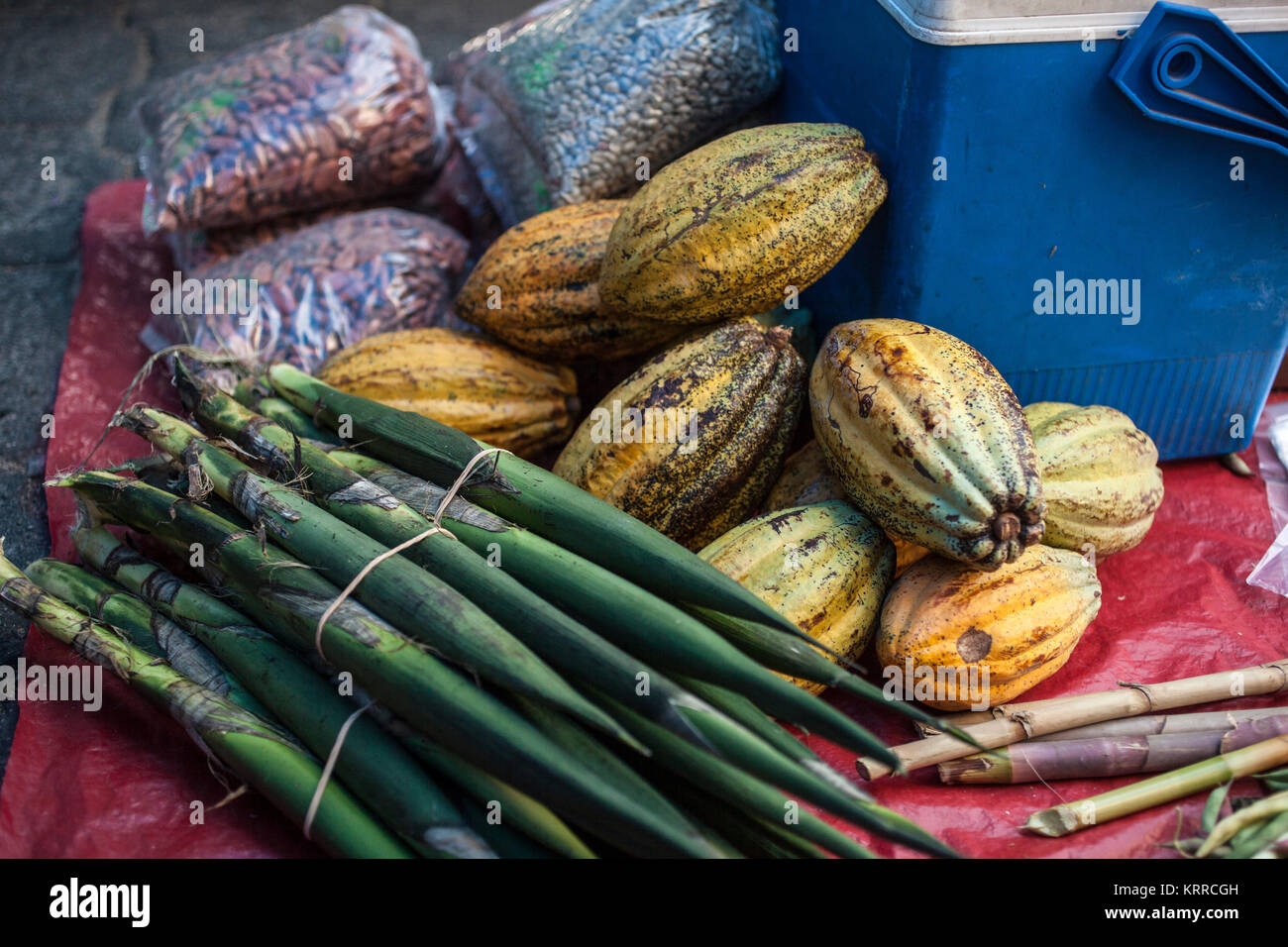 Produits d'Oaxaca y compris les cabosses de cacao, etla marché, près de la ville d'Oaxaca, Oaxaca, Mexique Banque D'Images
