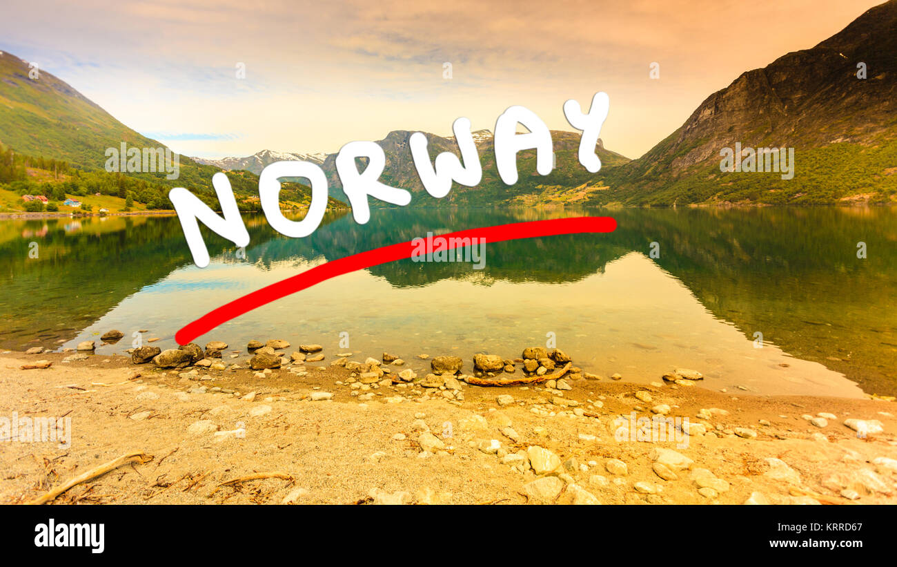 Locations de tourisme et voyage. Paysage de montagne et lac Oppstrynsvatnet dans le Parc National de Jostedalsbreen, Oppstryn (Stryn), comté de Sogn og Fjordane. Banque D'Images