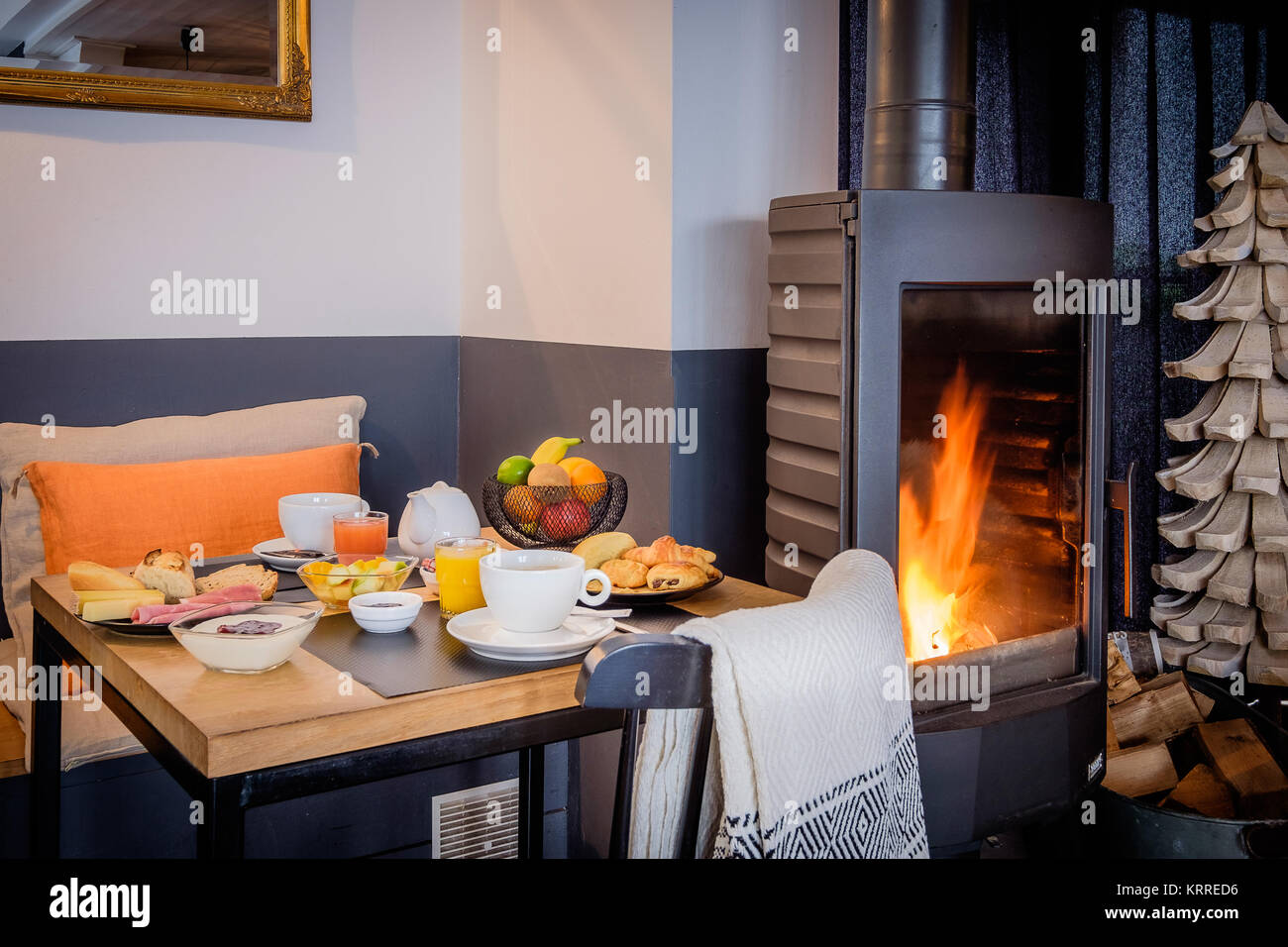Petit-déjeuner au lit près de fire place Banque D'Images