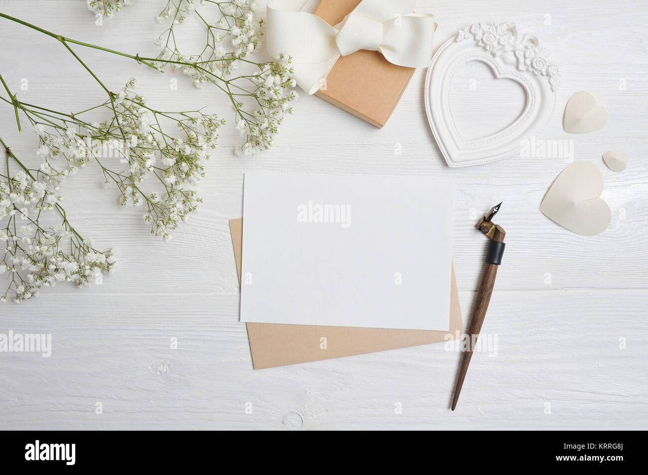 Immersive lettre avec un stylo calligraphique carte de souhaits pour la Saint-Valentin dans un style rustique avec place pour votre texte, mise à plat, vue d'en haut photo. Banque D'Images