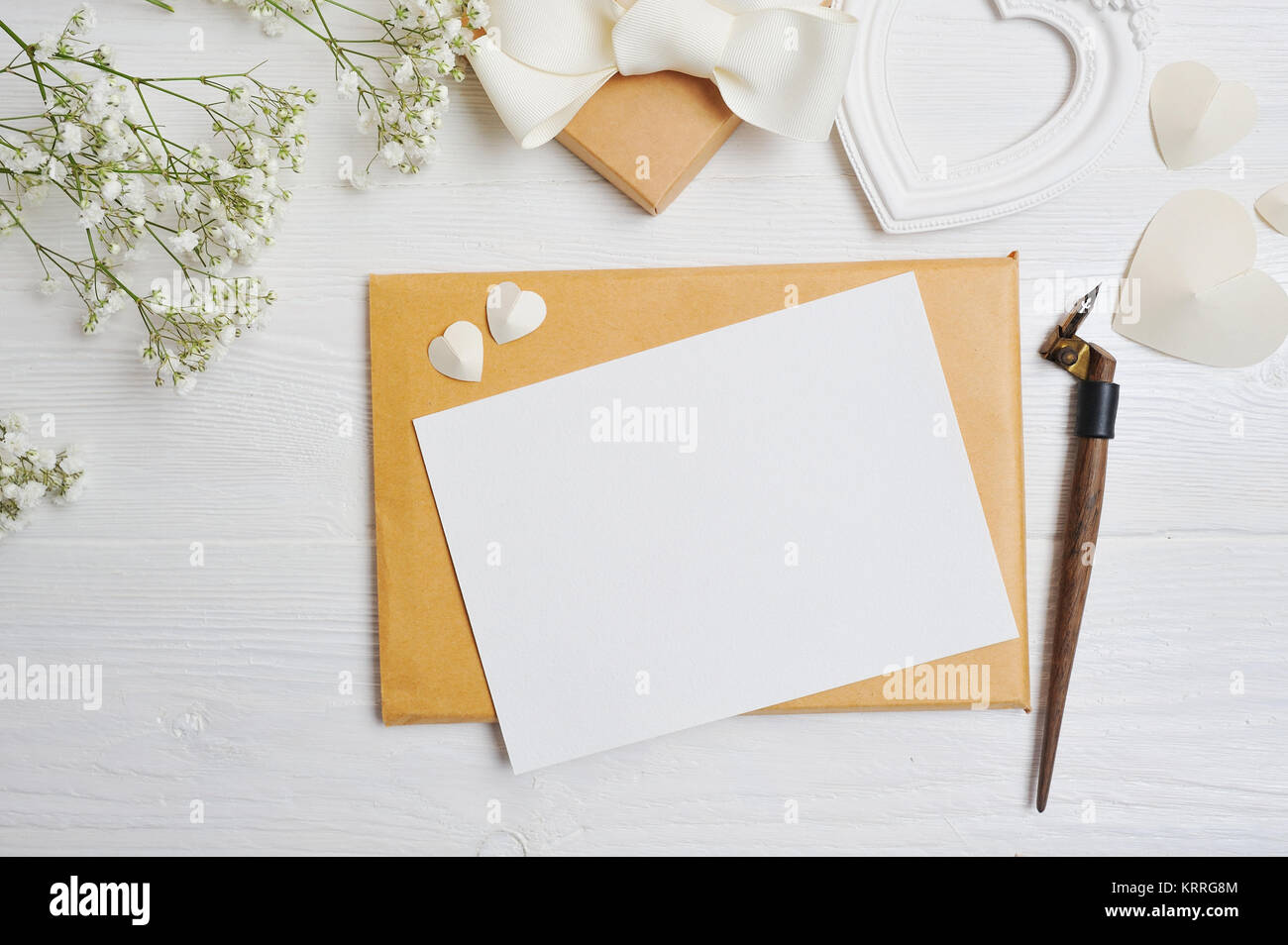 Immersive lettre avec un stylo calligraphique carte de souhaits pour la Saint-Valentin dans un style rustique avec place pour votre texte, mise à plat, haut voir photo maquette Banque D'Images