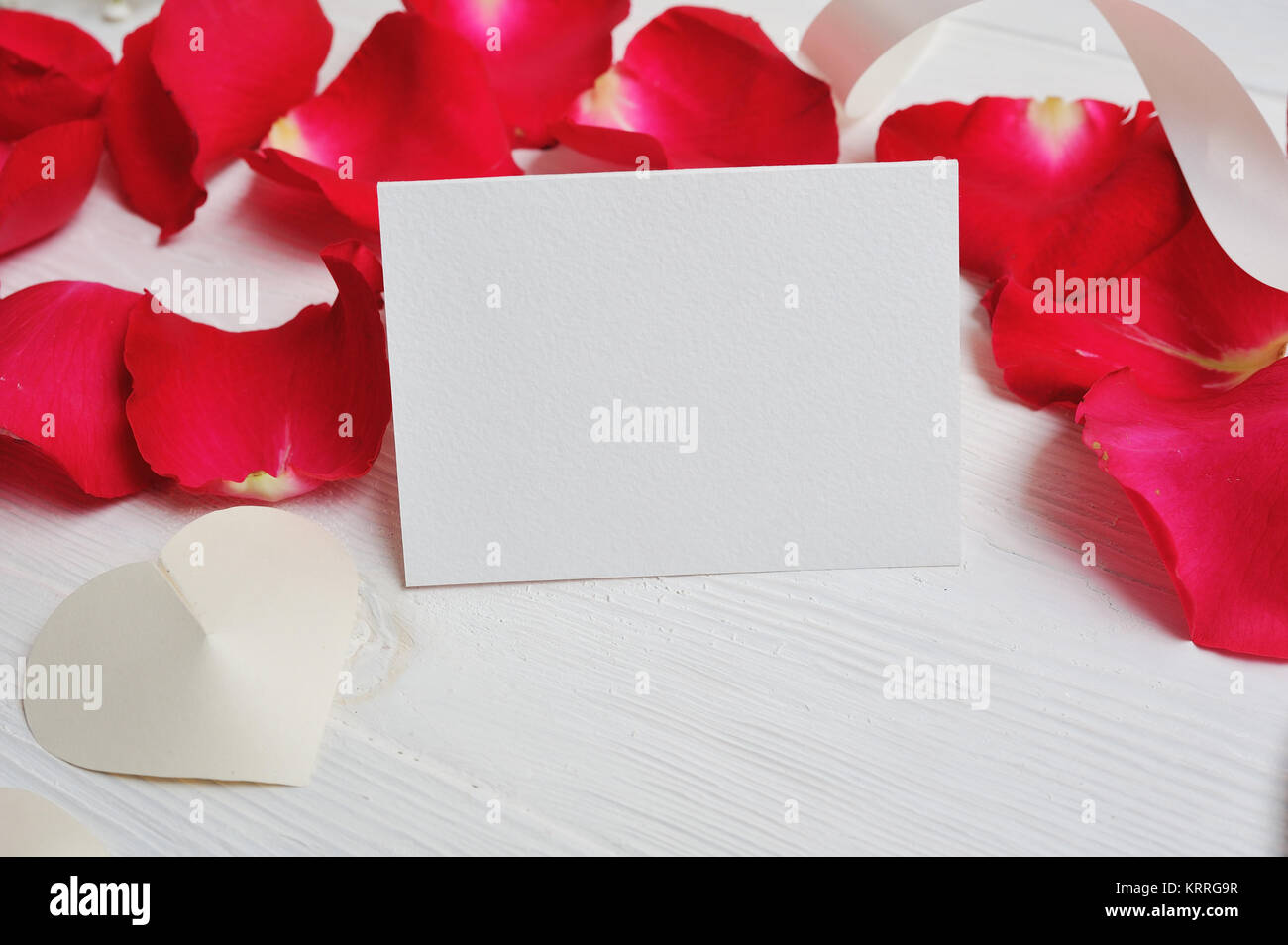 Composition Fleurs maquette lettre coeur rouge avec des pétales de rose sur fond de bois blanc. Le jour de la Saint-Valentin. Mise à plat, vue du dessus avec une place pour votre tex Banque D'Images