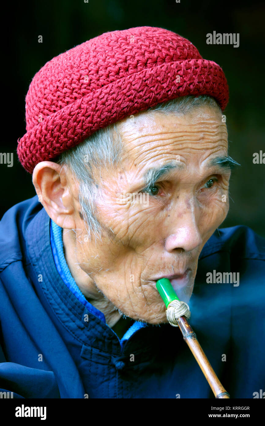 Personnes âgées, l'homme des minorités Dong Village Zhaoxing Liping, comté, province de Guizhou, Chine Banque D'Images