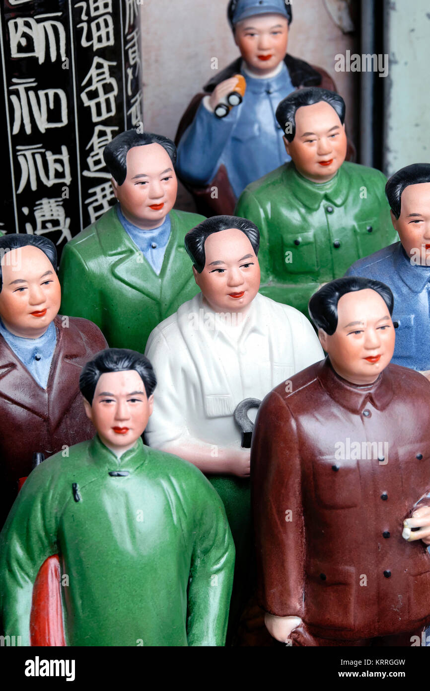Figurines en céramique de souvenirs de Mao Zedong, Dongtai Road marché des antiquaires, Shanghai, Chine Banque D'Images