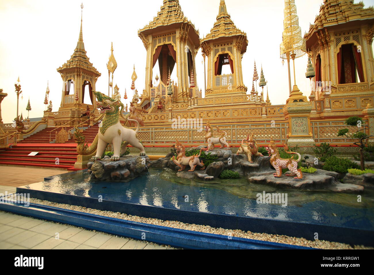 Demi-dieu et le ciel décoration animaux en face du roi Rama IX bûcher crématoire site. Bangkok, Thaïlande Banque D'Images