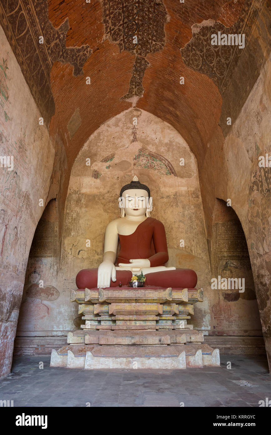 Vue de face d'une statue de Bouddha assis à l'intérieur du temple Sulamani à Bagan, Myanmar (Birmanie). Banque D'Images