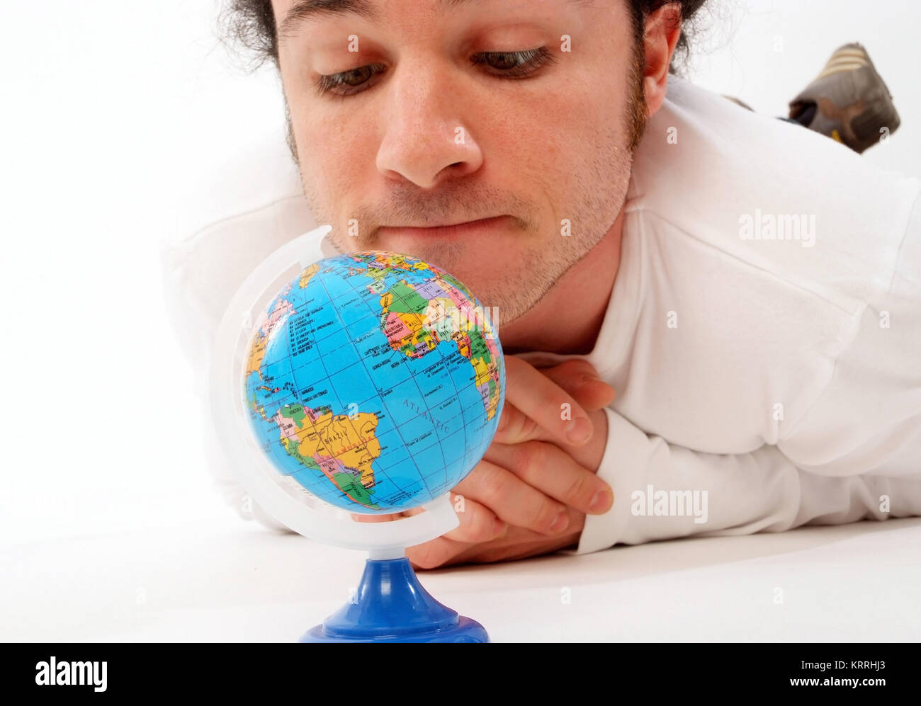 Junger Mann mit Miniatur-Globus - man with globe Banque D'Images