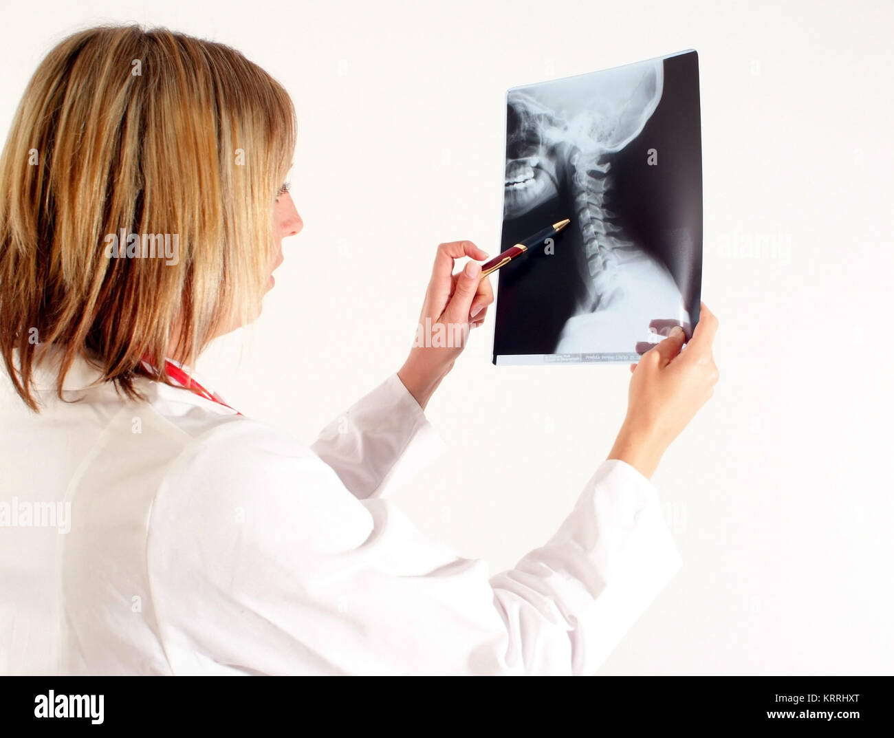 Ƒrztin Roentgenbild Halswirbelroentgen - betrachtet, femme médecin avec x-ray Banque D'Images