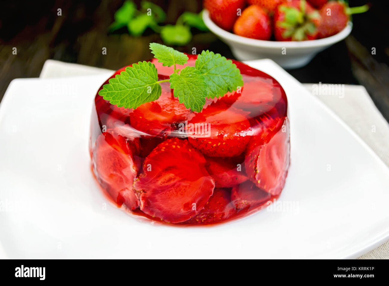 Fraises en gelée à la menthe et les baies à bord Banque D'Images