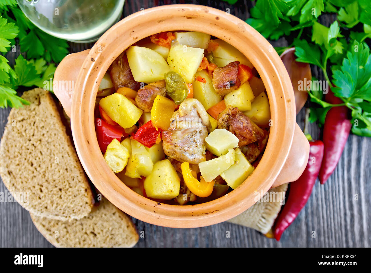 Faites rôtir la viande et les pommes de terre en pot en argile à bord top Banque D'Images