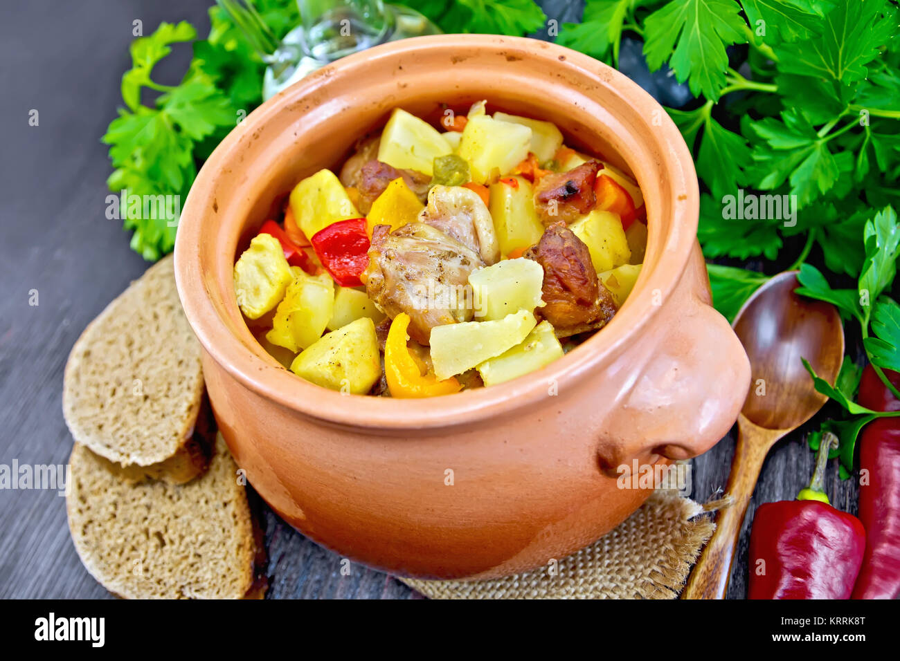 Rôtir la viande et les légumes en pot en argile à bord Banque D'Images