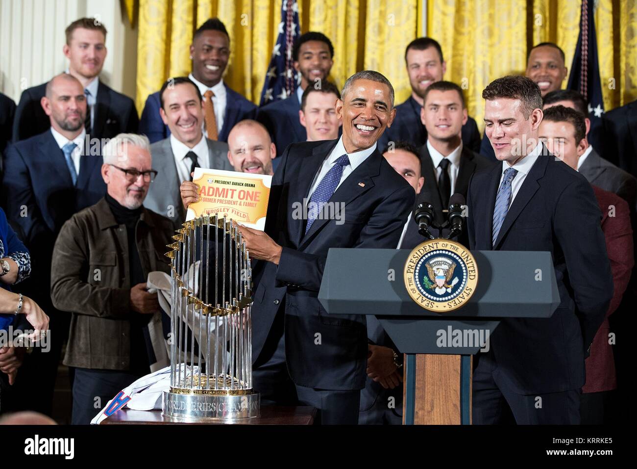 L'équipe de baseball des Cubs de Chicago présente le président des États-Unis, Barack Obama, d'une durée de vie passer à Wrigley Field à la Maison Blanche le 16 janvier 2017 à Washington, DC. Banque D'Images