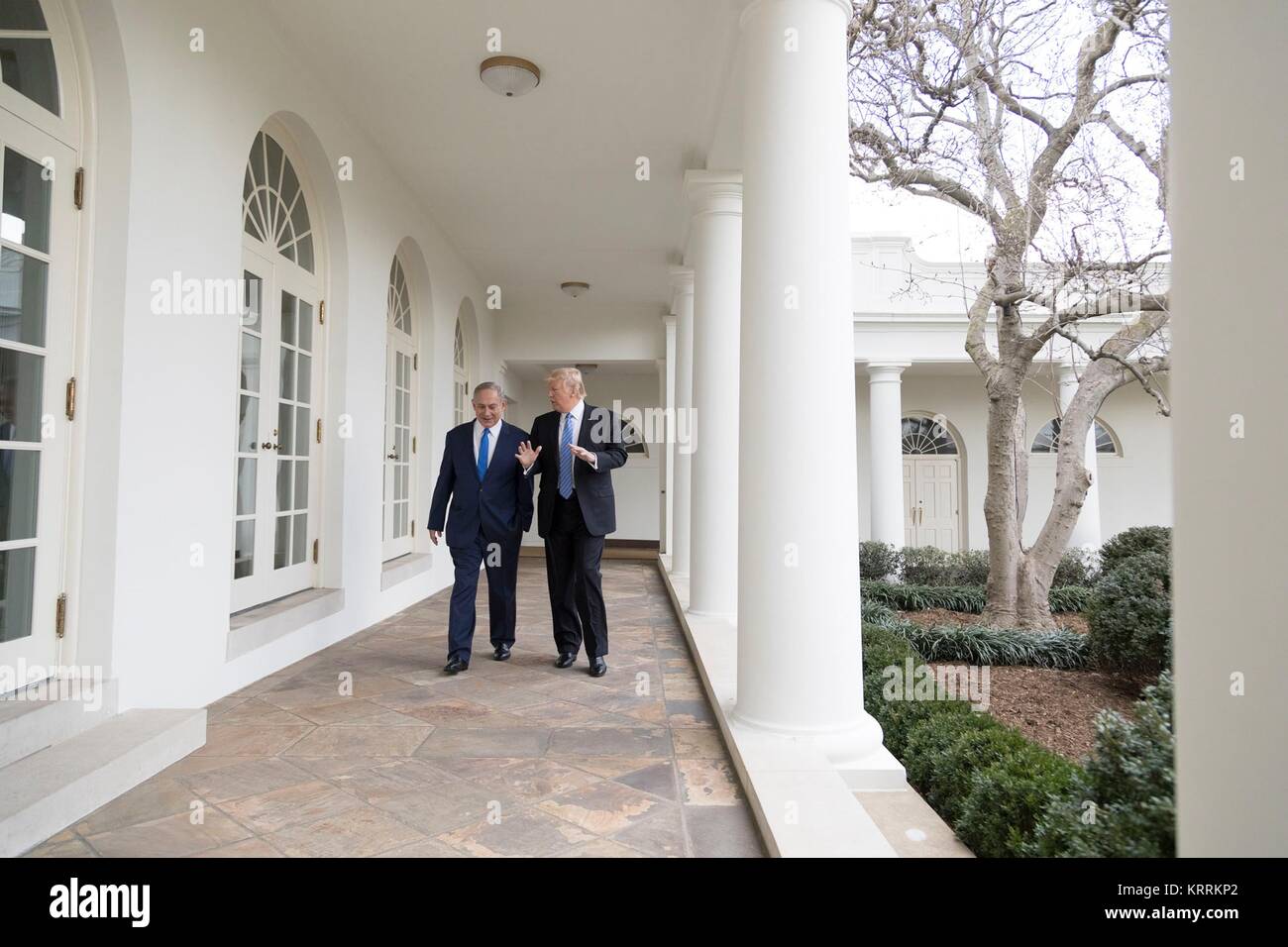 Le Premier ministre israélien Benjamin Netanyahu (à gauche) et le président américain Donald Trump à pied le long de la Colonnade de la Maison Blanche le 15 février 2017 à Washington, DC. Banque D'Images