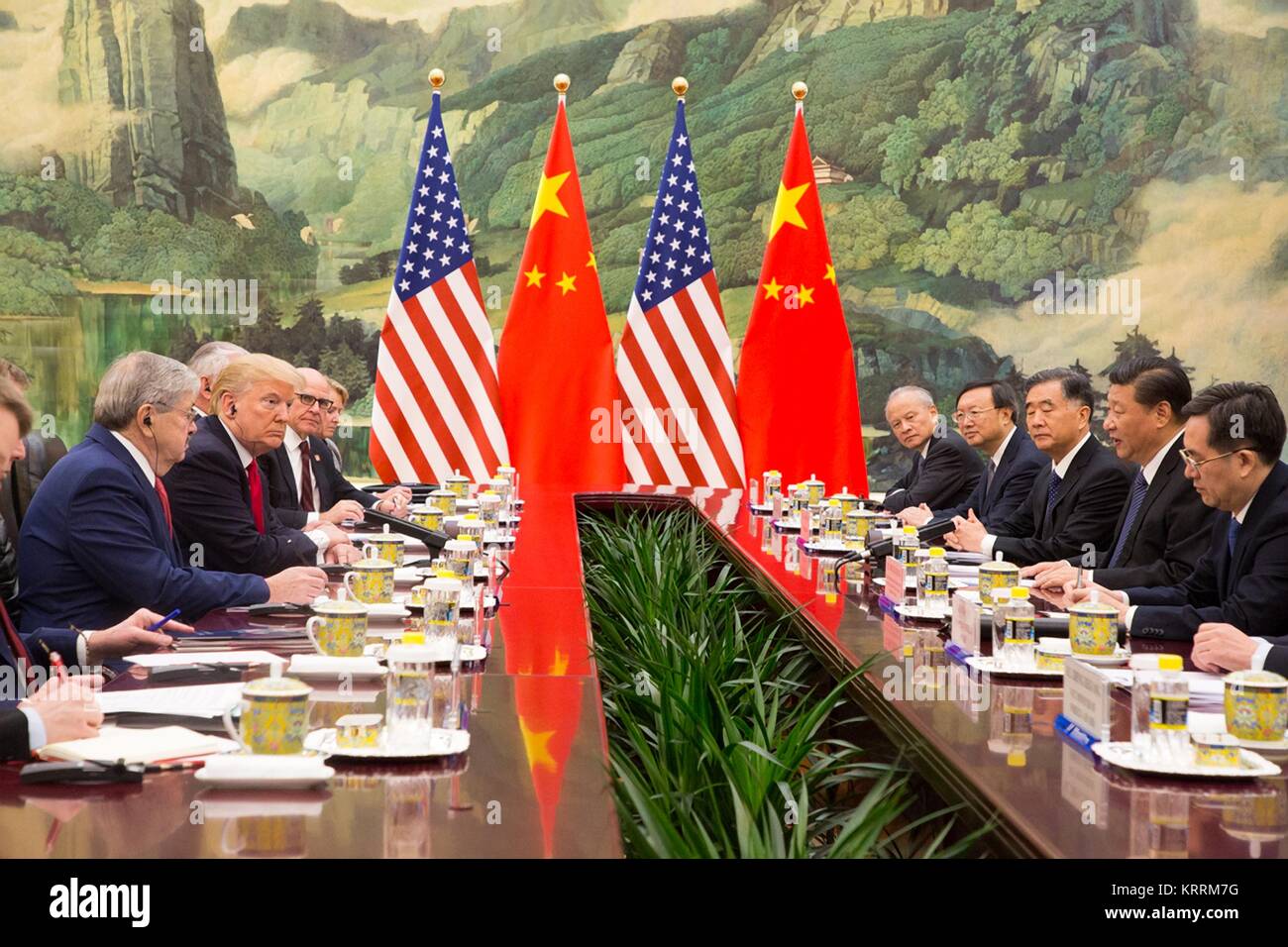 Le Président américain Donald Trump se réunit avec le Premier ministre chinois Li Keqiang dans le Grand Hall du Peuple, le 9 novembre 2017 à Beijing, République populaire de Chine. Banque D'Images