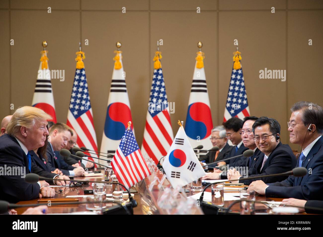 Le Président américain Donald Trump (à gauche) et le président sud-coréen Moon Jae-in réunit à la Maison Bleue le 7 novembre 2017 à Séoul, en République de Corée. Banque D'Images