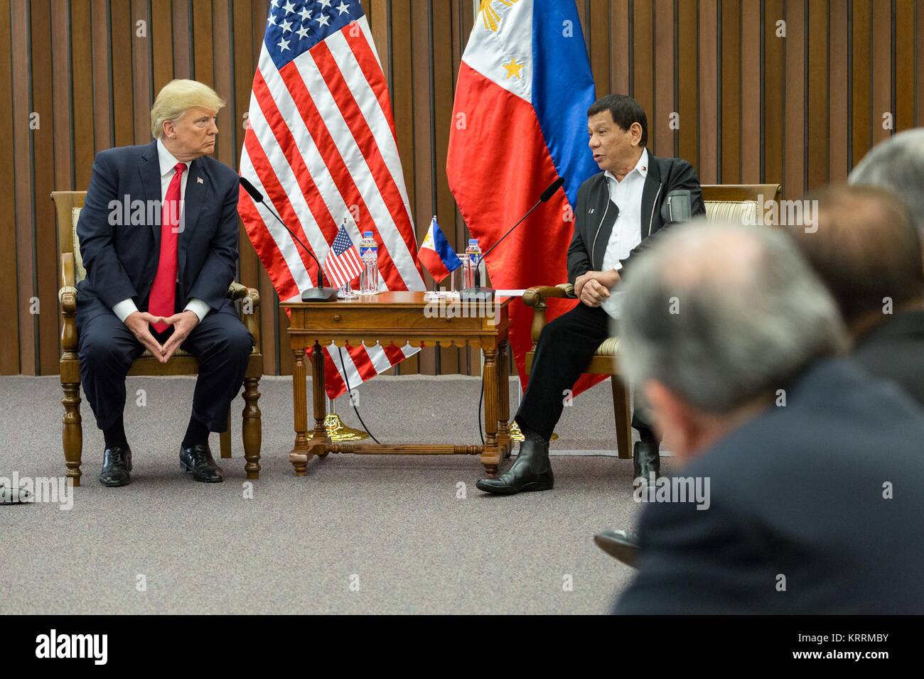 Le Président américain Donald Trump (à gauche) rencontre le Président philippin Rodrigo Duterte au Philippine International Convention Center le 13 novembre 2017 à Manille, aux Philippines. Banque D'Images