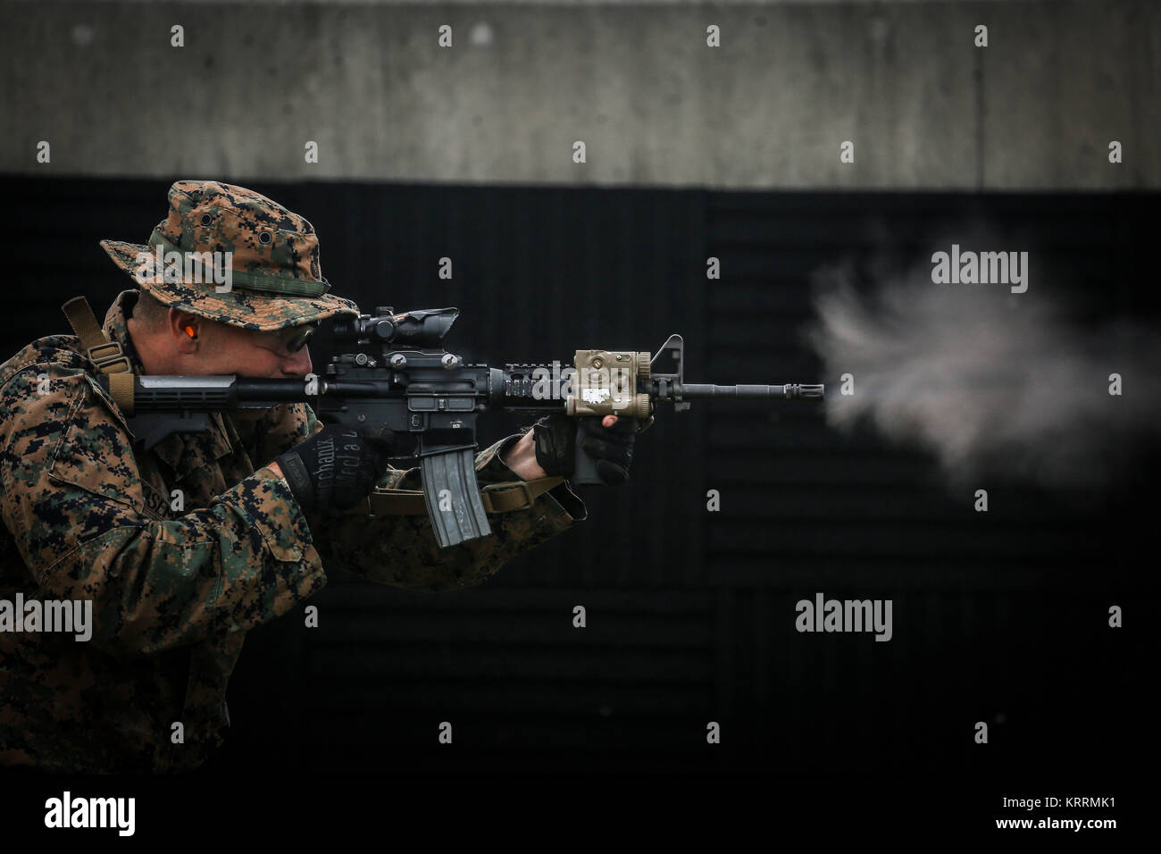 Un soldat du Corps des Marines des États-Unis de forêt son fusil au cours de la Division Marine Squad annuel au camp de la concurrence 7 décembre 2017 Hansen, à Okinawa, au Japon. Banque D'Images