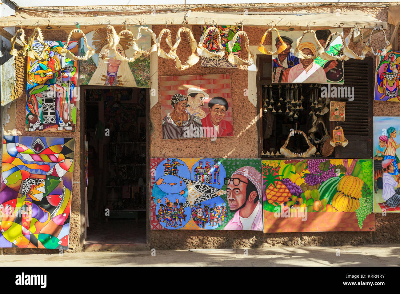 Boutique d'art avec des peintures et des mâchoires de requins et les dents de requin à Santa Maria, Sal, Salina, Cap Vert, Afrique Banque D'Images