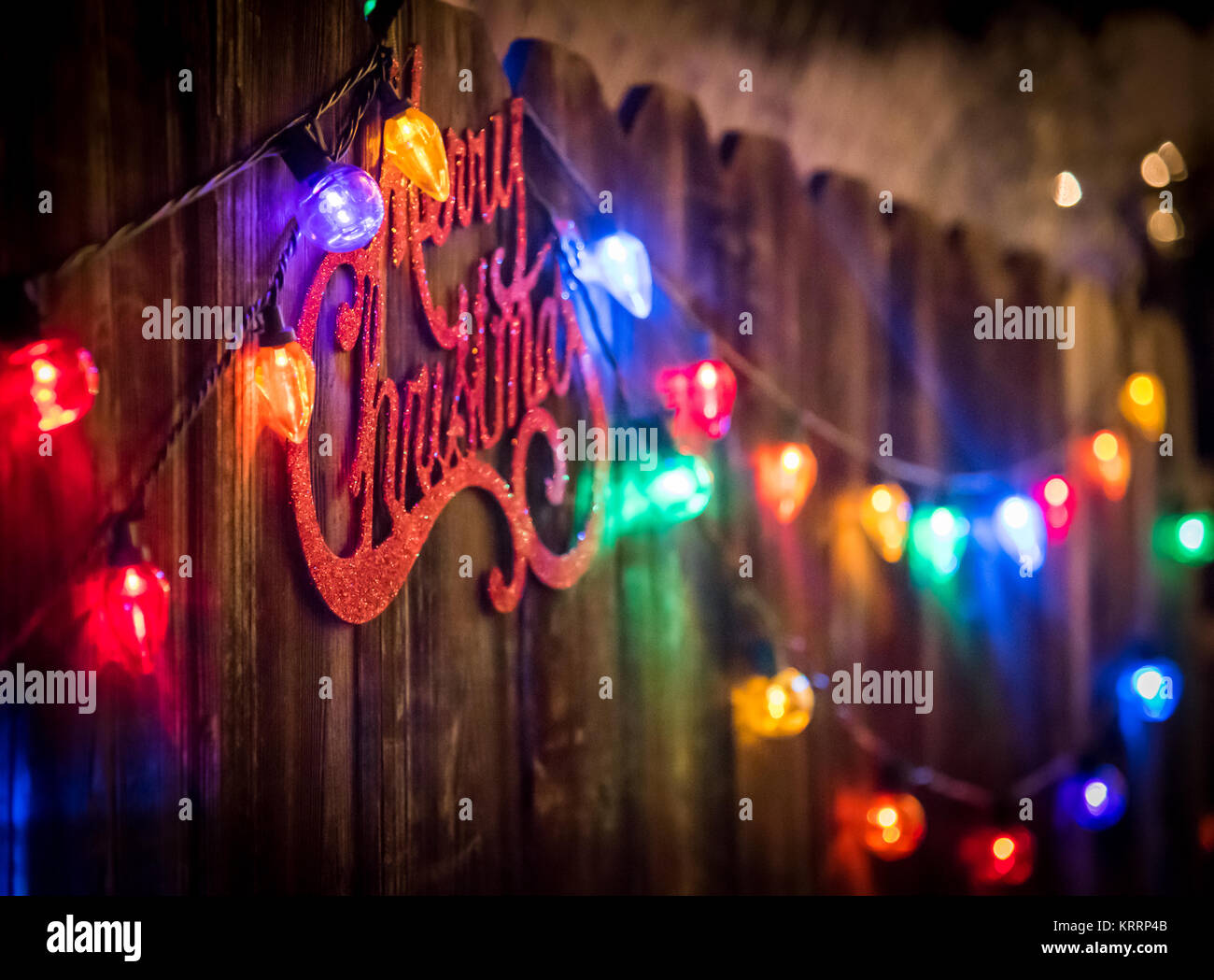 Joyeux Noël Maison de vacances prochaines, les signes et les lumières colorées sont autour de nous Banque D'Images