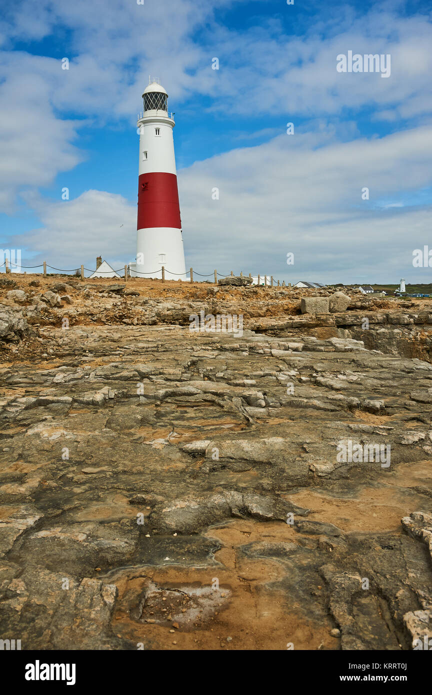 Phare emblématique à Portland Bill dans le Dorset avec sa large bandes rouge, sur la falaise. Banque D'Images