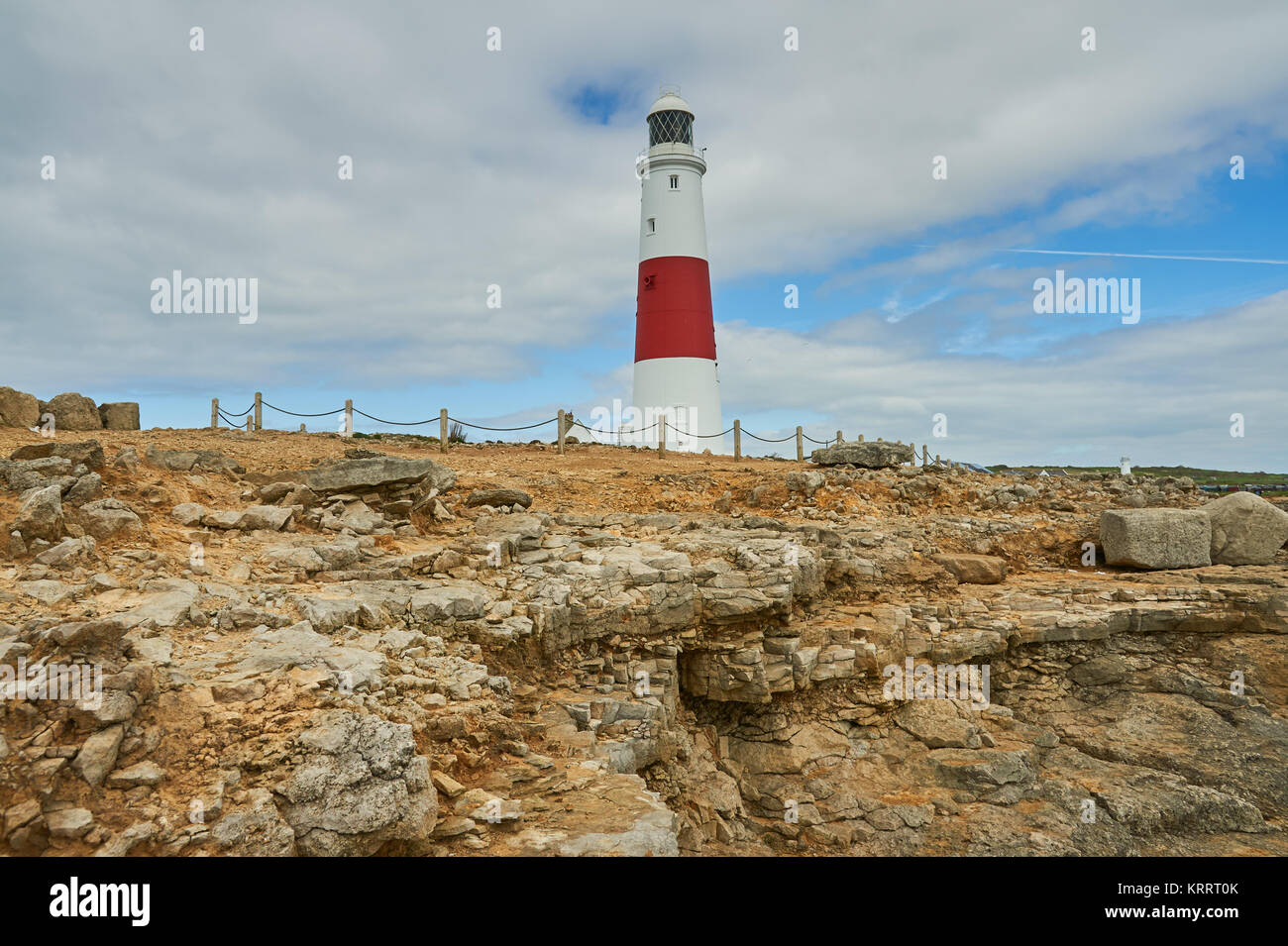Phare emblématique à Portland Bill dans le Dorset avec sa large bandes rouge, sur la falaise. Banque D'Images