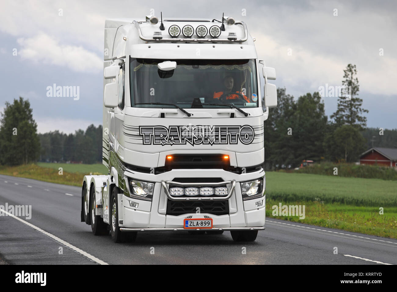 LUOPAJARVI, FINLANDE - le 10 août 2017 : Noir et blanc Renault Trucks  personnalisé semi T tracteur avec accessoires de lumière se déplace le long  Transmito highwa Photo Stock - Alamy