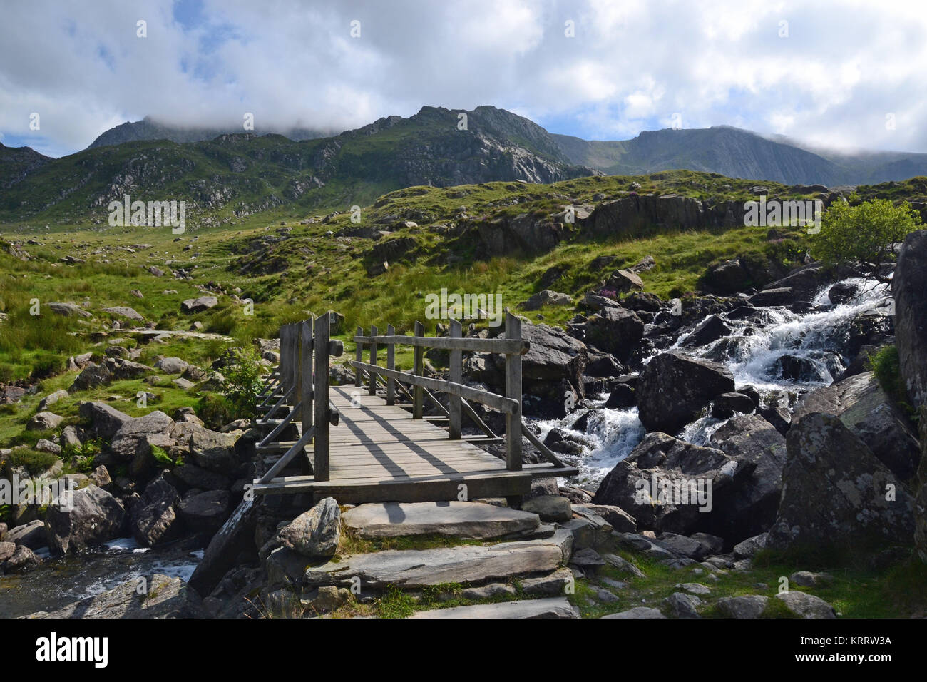 Pont sur ruisseau à Llyn Ogwen vers le Mont Tryfan, Galles, Royaume-Uni Banque D'Images