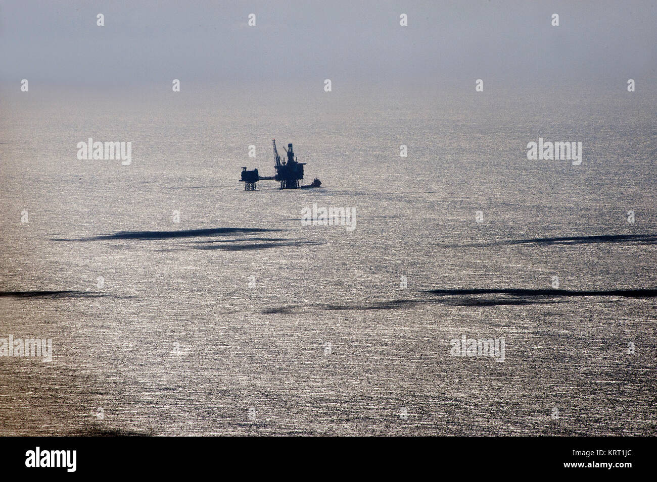 Mer du Nord, la production de pétrole avec les plates-formes. Vue aérienne. Banque D'Images