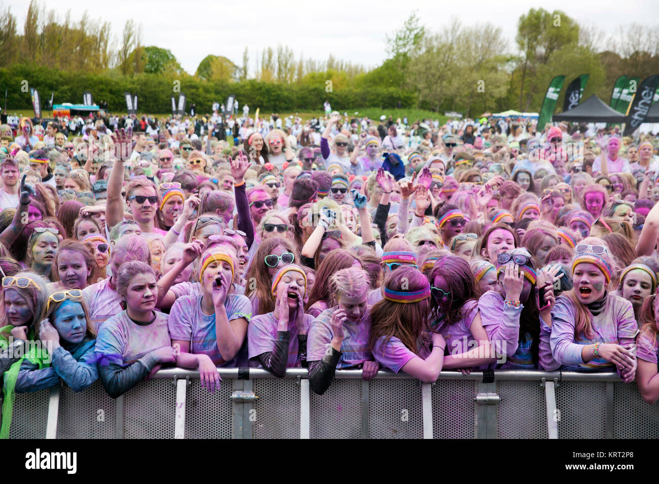 Mettez vos mains en l'air et profiter de l'air poussiéreux à la couleur Color Run 2015 Copenhague (Gonzales Photo/ Helena Lundquist). Banque D'Images