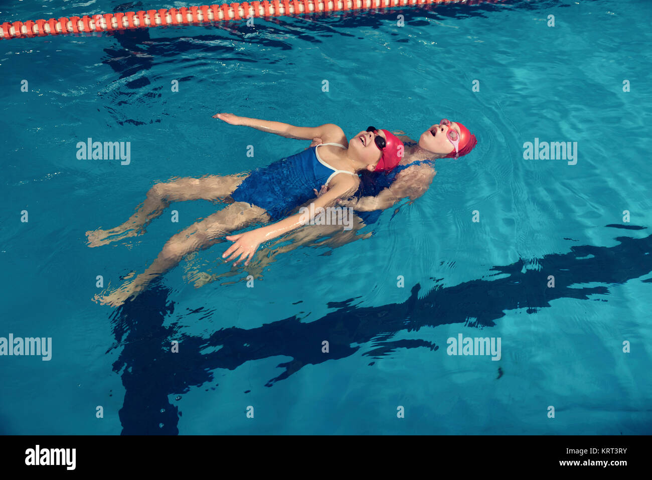 Deux jeunes filles dans une piscine La formation en sauvetage Banque D'Images
