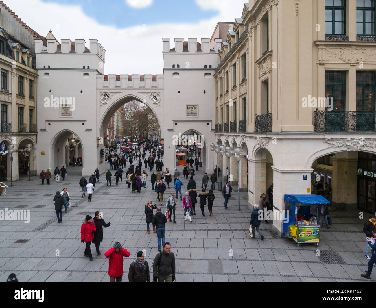 A grande fortification défensive Karlstor et checkpoint extrémité ouest de Neuhauser Strasse Munich Bavaria Allemagne UE vue de la place Karlsplatz Banque D'Images
