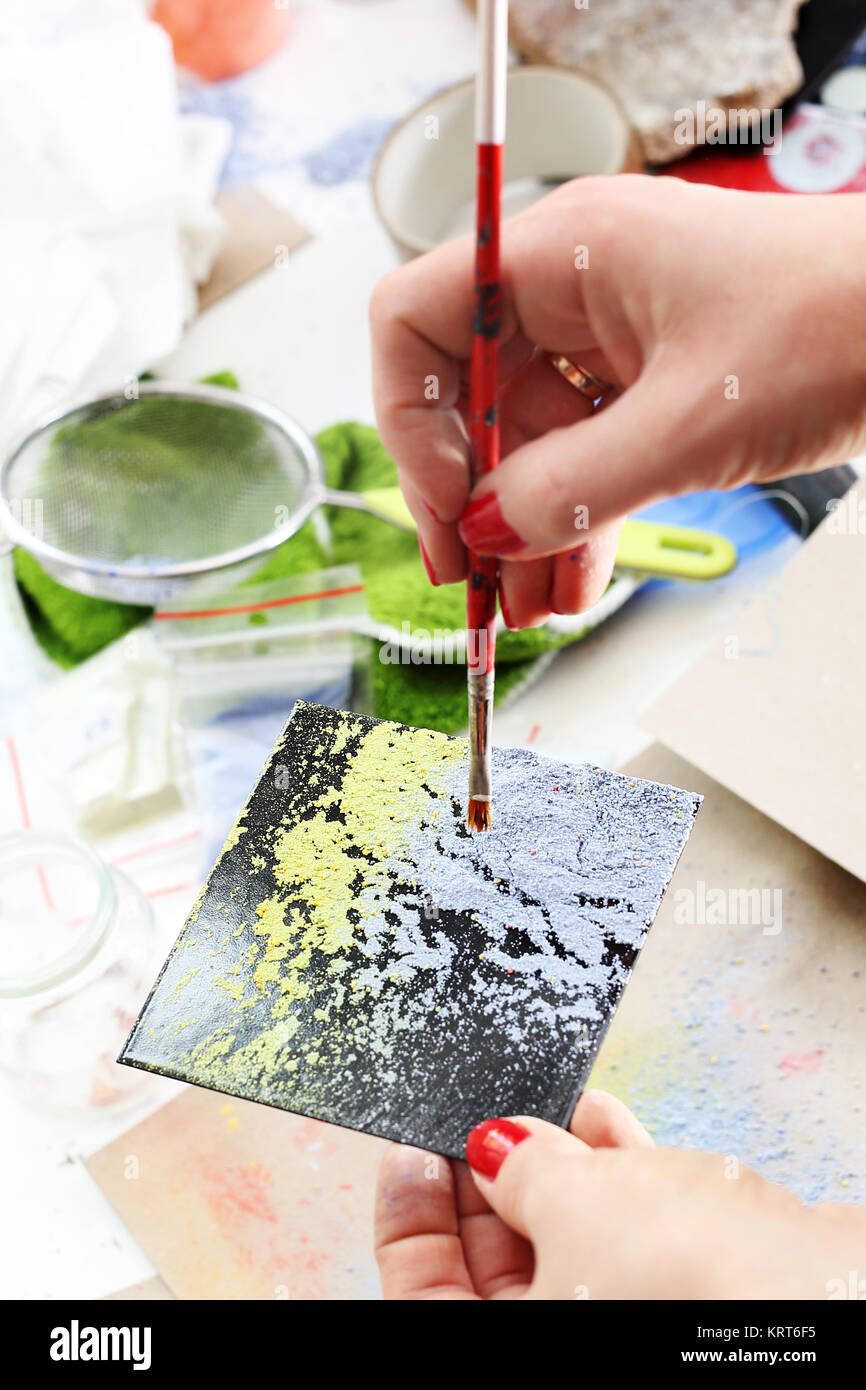 Carreaux décorés à la main. Peinture de carreaux en céramique. Banque D'Images