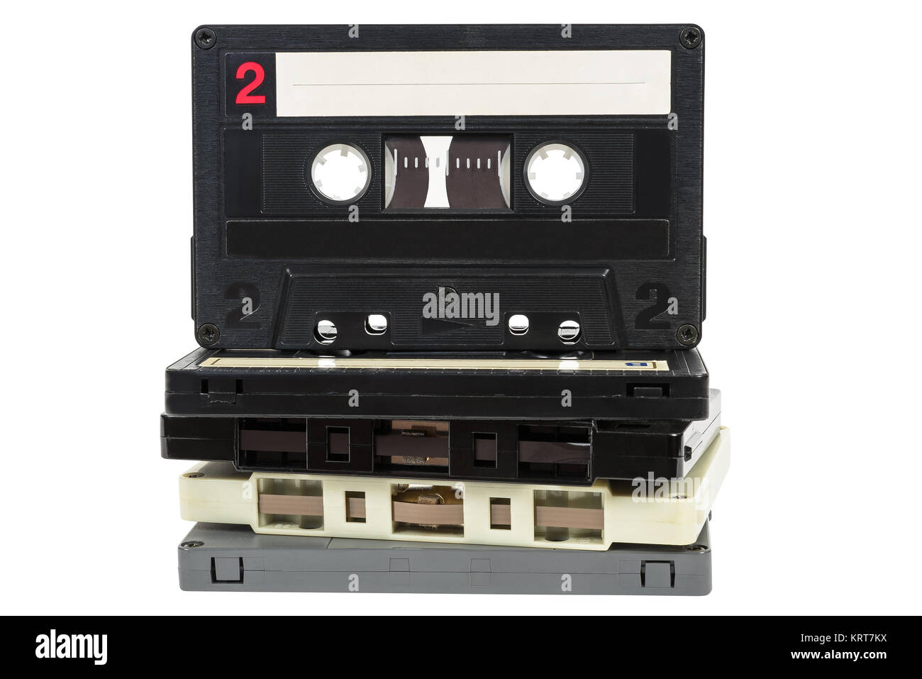 Pile de cassettes audio vintage sur fond blanc Banque D'Images