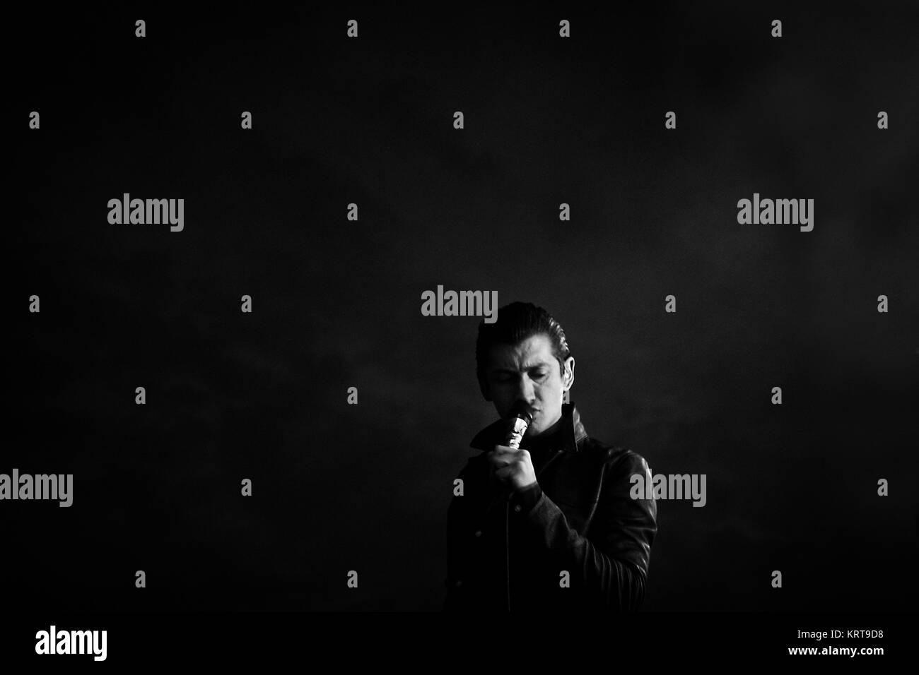 Le groupe de rock anglais Arctic Monkeys effectue un concert live à l'étape Orange à Roskilde Festival 2014. Ici, le chanteur principal et le guitariste chanteur Alex Turner est représenté sur scène. Danemark 05/07 2014. Banque D'Images Le groupe de rock anglais Arctic Monkeys effectue un concert live à l'étape Orange à Roskilde Festival 2014. Ici, le chanteur principal et le guitariste chanteur Alex Turner est représenté sur scène. Danemark 05/07 2014. Banque D'Images